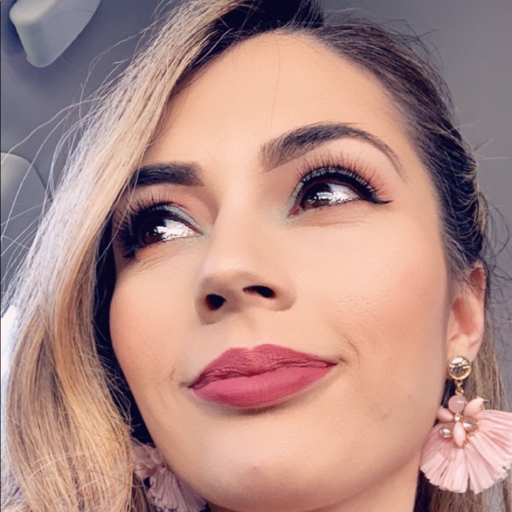 Meet your Posher, Danielle